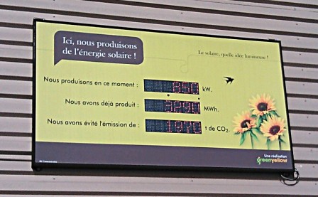 Panneau d'information production énergie photovoltaïque du Géant Casino de Montauban
