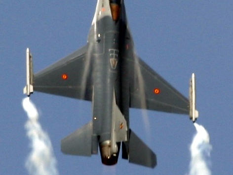 F16