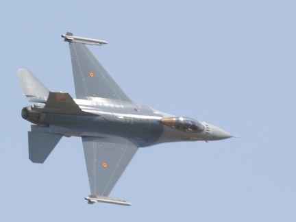 F16