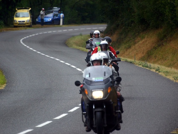 Motos devant l&#039;&eacute;chapp&eacute;e TDF 2011