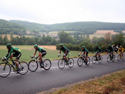 Equipe EuropCar en protection du leader