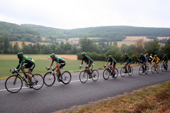 Equipe EuropCar en protection du leader