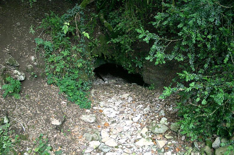Au même endroit entrée d'une grotte accessible directement à pied.