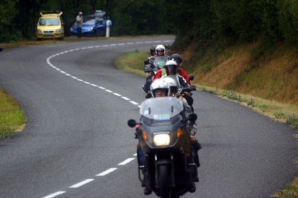 Motos devant l&#039;&eacute;chapp&eacute;e TDF 2011