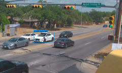 Véhicule autonome Waymo et son dôme de capteurs, vu par une webcam de trafic d'Austin